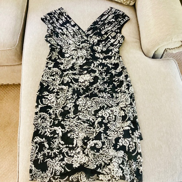 ADRIANNA PAPELL BLACK WHITE FLORAL DESIGN DRESS Size 10 - Picture 1 of 16